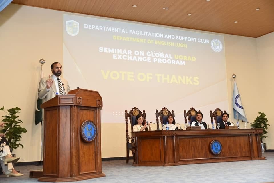 Dr. Muntazar Mehdi delivering the vote of thanks at a Department of English seminar